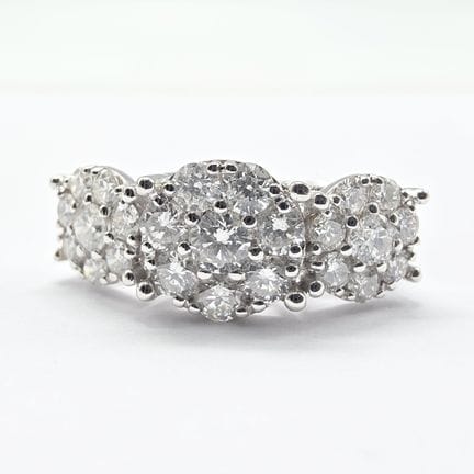 750 (18K) white gold ring featuring three flowers 