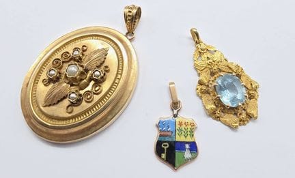 3 Pendentifs en or jaune 18 K (750°°) comprenant :