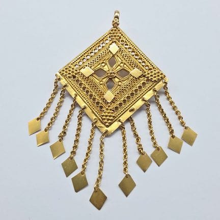 Pendentif en or jaune 18 K (750°°)  losange ajouré