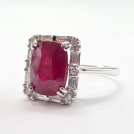 18K white gold (750) ring set with a 3.01-carat un