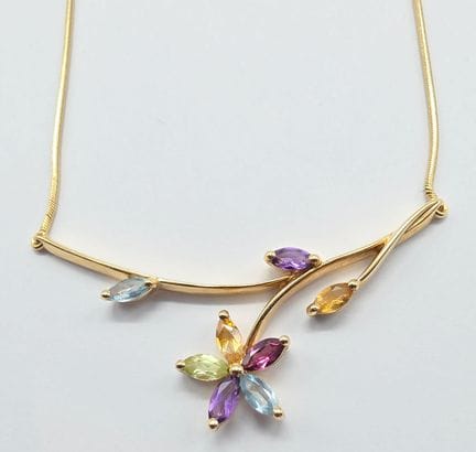 18K yellow gold (750°°) snake-link necklace featur