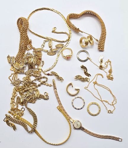 Lot de bijoux fantaisie en métal doré composé de b
