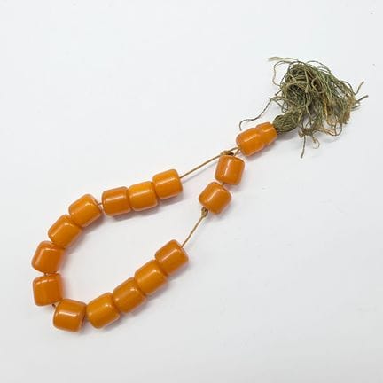 Bracelet composé de perles d'ambre. A réenfilier P