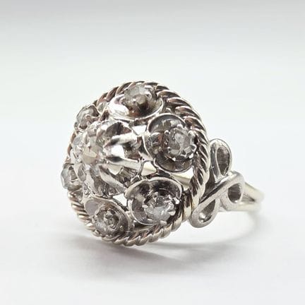 Bague en or blanc18 K (750°°) et platine corbeille