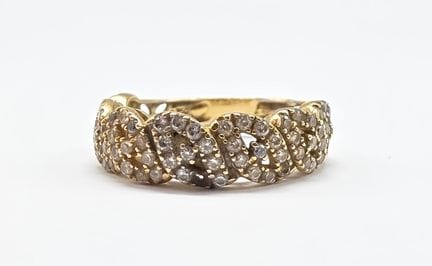 Bague en or jaune 18 K (750°°) torsade sertie de p