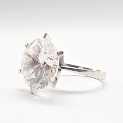 Bague en or blanc 18 K (750°°) orné en solitaire d