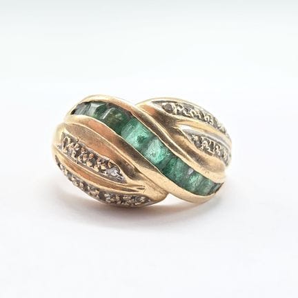 14K yellow gold (585°°) twisted ring set with a ro