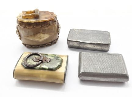 Set di 4 tabacchiere in metallo, corno, legno e ma
