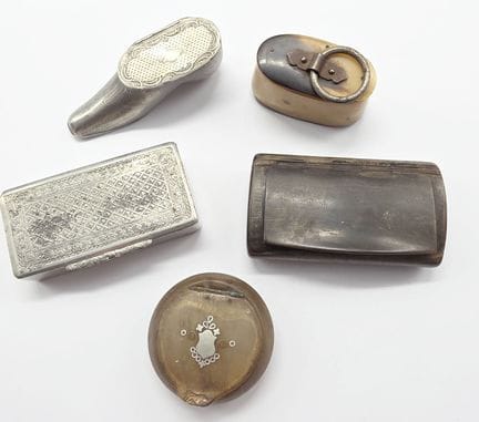 Set di cinque tabacchiere in metallo, corno, legno