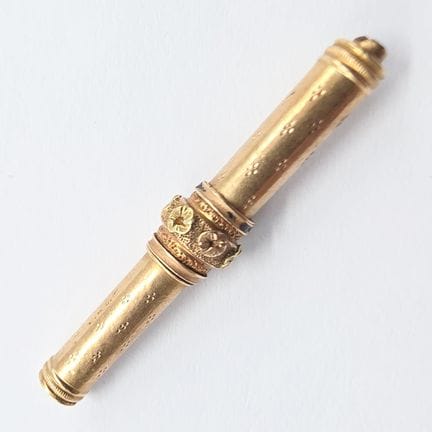 18K yellow gold (750) watch key with a floral moti