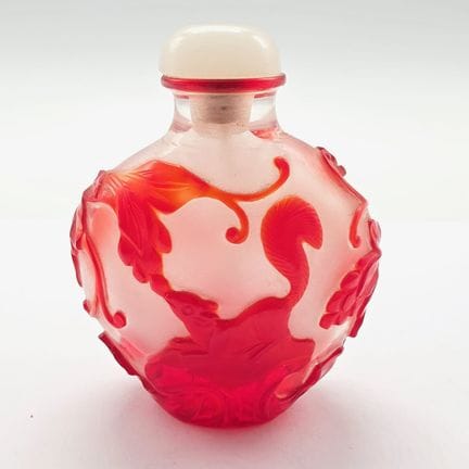 Tabacchiera cinese in vetro con rivestimento rosso