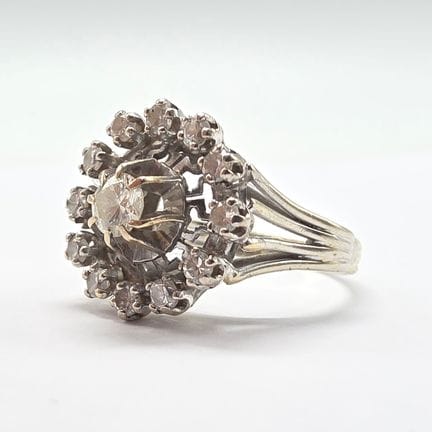18K white gold (750°°) corolla ring with a center 