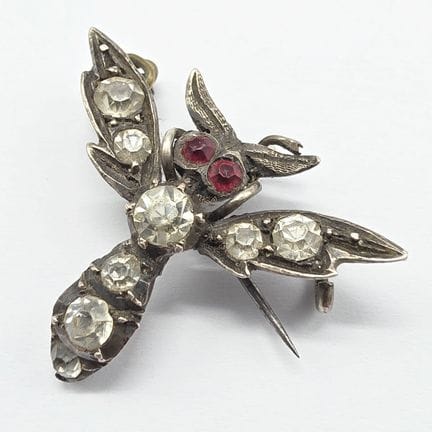 Eine Brosche oder ein Anhänger aus Silber in Form 