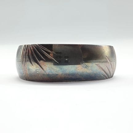 Trois bracelets manchettes à motifs ajourés couleu