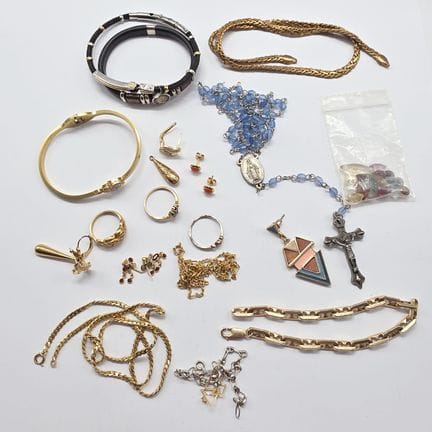 Lot de bijoux en métal fantaisie : Collier (23/692