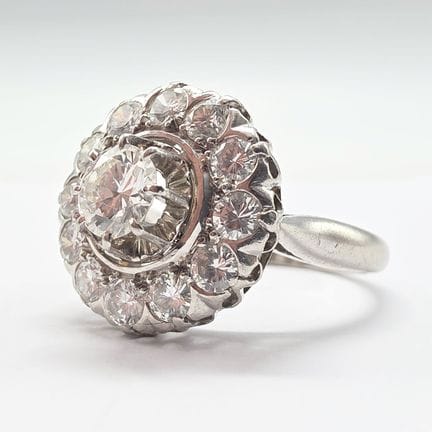 Bague marguerite en platine centrée d'un diamant d