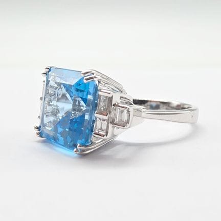 18K white gold (750) ring set with a 6.48-carat em