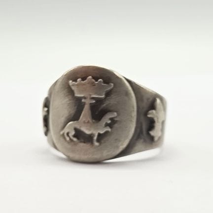 Chevalière en argent à motif en relief des armoiri