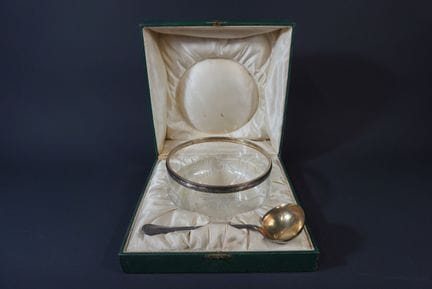 Coupe et sa louche. 
En argent (950°°°) ciselé et 
