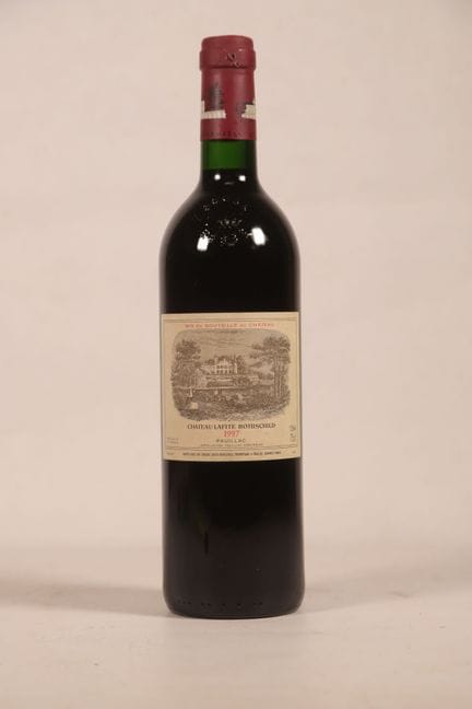 波尔多——1瓶，波亚克，拉菲罗斯柴尔德酒庄，一级庄，1997年。瓶盖略有损伤，有几处小裂口、一个小印