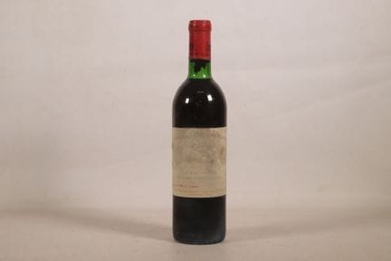 波尔多——1瓶，圣埃美隆特级酒庄，白马酒庄，1971年。TLB（+）。瓶盖有破损且略有污渍。酒标有污