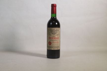 波尔多——1瓶，波美侯，柏图斯，1981年。瓶盖略有污渍，带有少量摩擦痕迹。酒标污渍较多，边缘略有破