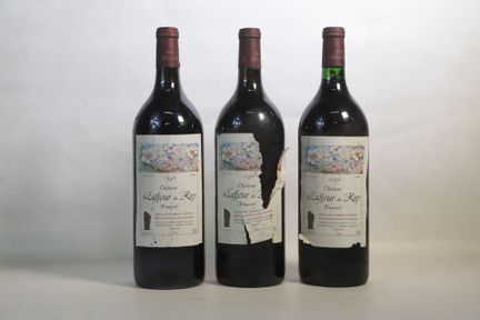 波尔多——3瓶大瓶装波美侯拉弗勒杜罗伊酒庄1986年份葡萄酒。瓶帽略有污渍，其中一瓶瓶帽下缘有撕裂。