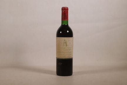 波尔多——1瓶，波雅克，拉图酒庄，一级庄，1967年。BG。瓶盖污渍且破损。酒标污渍、褪色、破损，且