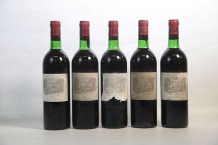 波尔多——5瓶，波亚克产区，拉菲罗斯柴尔德酒庄，一级庄，1975年（其中1瓶的瓶塞上可见年份）。 1