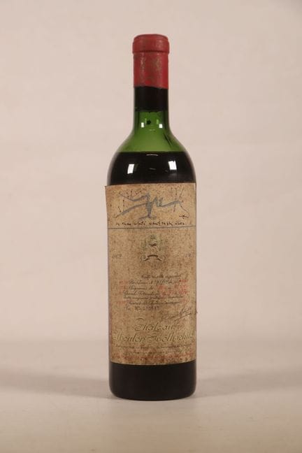 波尔多——1瓶，波亚克，木桐罗思柴尔德酒庄，一级庄，1962年（标签由马塔绘制）。软木塞略微嵌入。 