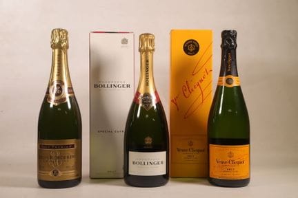 CHAMPÁN - Lote de 3 botellas compuesto por:
1 bote