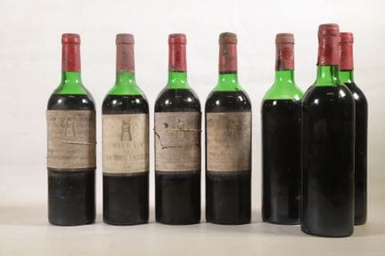 波尔多——7瓶，波亚克， 拉图酒庄，一级庄，1975年（每瓶的年份均标注在软木塞上，另有两瓶因年份无