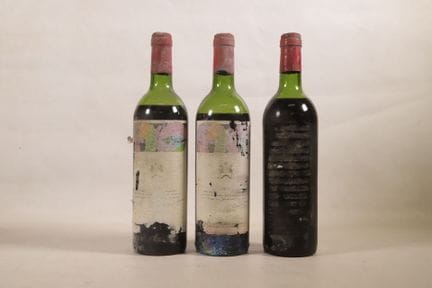波尔多——3瓶，波亚克，木桐罗思柴尔德酒庄，一级庄，1975年（其中1瓶的年份清晰可见于瓶塞上）（标