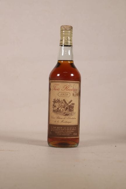 朗姆酒——1瓶，马提尼克岛种植园陈年朗姆酒，特鲁瓦里维耶尔，1979年。 液面低于瓶盖3.6厘米。瓶