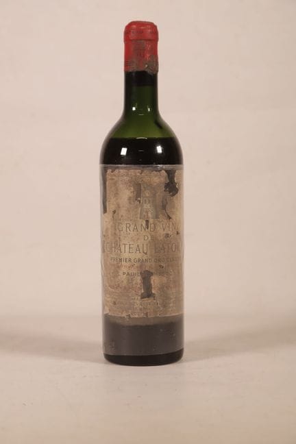 波尔多——1瓶，波亚克，拉图酒庄，一级庄，1955年（年份可从瓶盖顶部辨认）。ME（-）。瓶盖污渍，