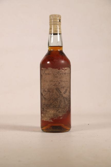 朗姆酒——1瓶，马提尼克岛特产陈年朗姆酒，特罗伊里维耶尔产，1964年。液面低于瓶盖3.1厘米。瓶盖