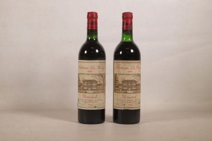 波尔多——2瓶，波美侯，拉庞特酒庄，1982年。1瓶BG，1瓶TLB（+）。瓶盖和酒标脏污且有破损。