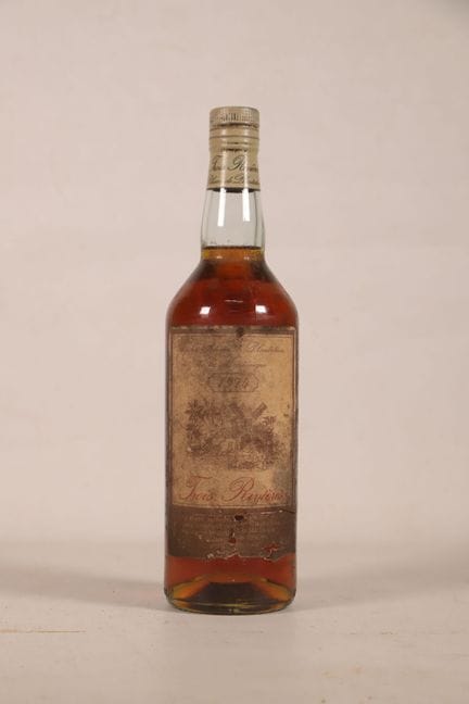 朗姆酒——1瓶，马提尼克岛特产陈年朗姆酒，特罗伊里维耶尔，1974年。酒液液面低于瓶盖3.4厘米。瓶
