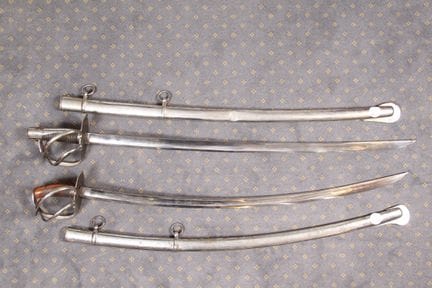 DEUX SABRES DE CAVALERIE OU D'INFANTERIE AVEC LEUR