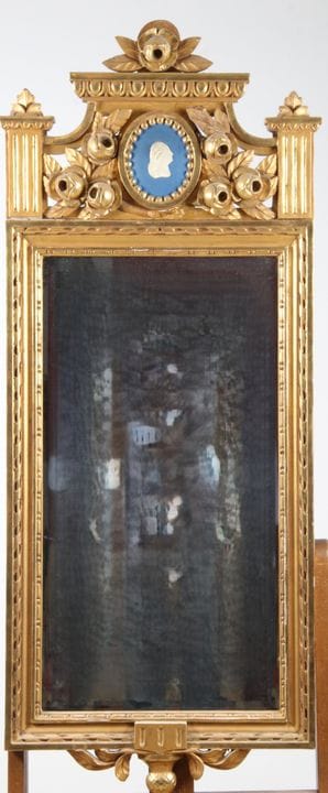 MIROIR DE STYLE SUEDOIS en bois doré. Fronton ajou