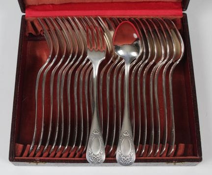 DOCE CUBIERTOS DE MESA, de metal plateado, modelo 