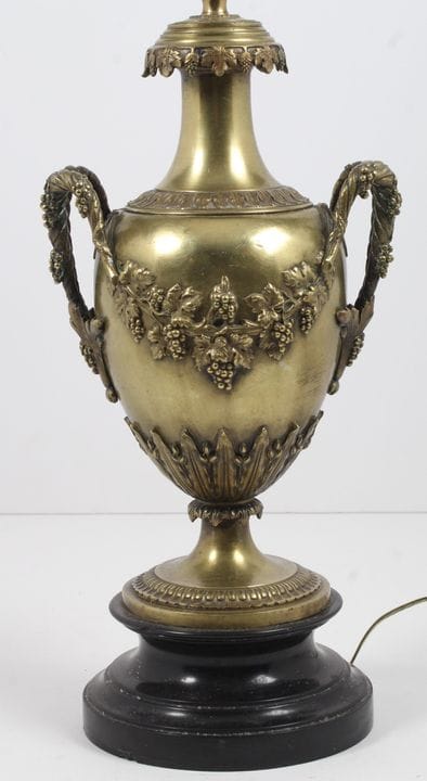 LAMPADERO, en bronce en forma de jarrón antiguo so