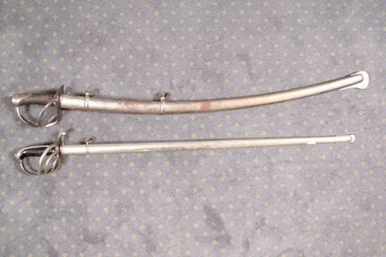 DEUX SABRES D'INFANTERIE ET DE CAVALERIE.
Un sabre