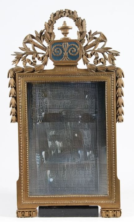 MIROIR EPOQUE LOUIS XVI À FRONTON, orné d’une cour