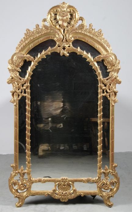 MIROIR A PARECLOSE DE STYLE REGENCE, en bois doré,