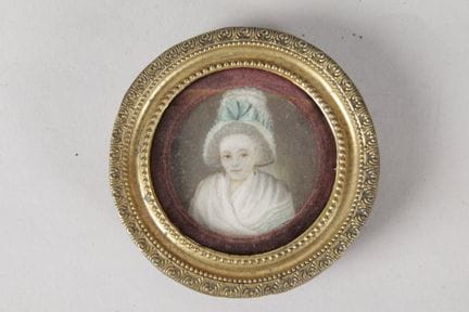 Round MINIATURE. Woman wearing a hat with lace and