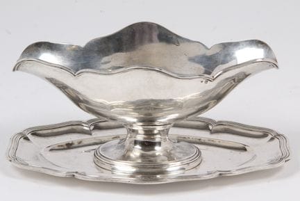 SAUCEBOAT AND TRAY
in 950-thousandth silver, decor