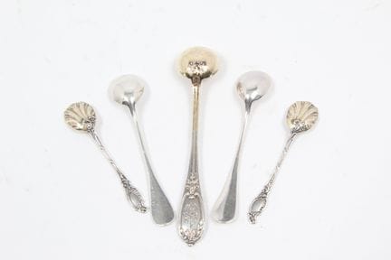 CONJUNTO DE CINCO PEQUEÑAS PALAS DE SAL, de plata 