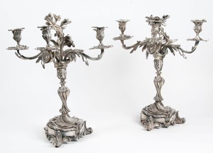 IMPORTANTE PAIRE DE CANDELABRE EN BRONZE ARGENTE. 