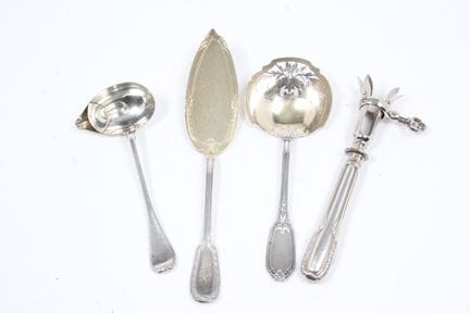 JUEGO DE PLATA de 950 milésimas. 
Una cuchara para